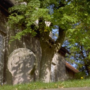 Scheibenkreuz bei der Salzhemmendorfer Kirche (Foto von 2004)