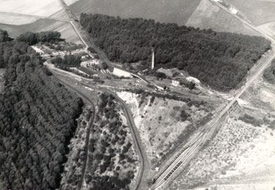 Rechts im Bild die Eisenbahnbrücke, links der heutige Humboldt-Hof. (Foto: Archiv)