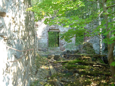 Überreste eines Hauses im Steinbruch. (Foto: Kölle, August 2005)