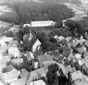 Luftbild mit der alten Schule und Kirche